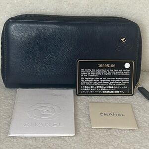 🖤CHANEL zip around camellia wallet